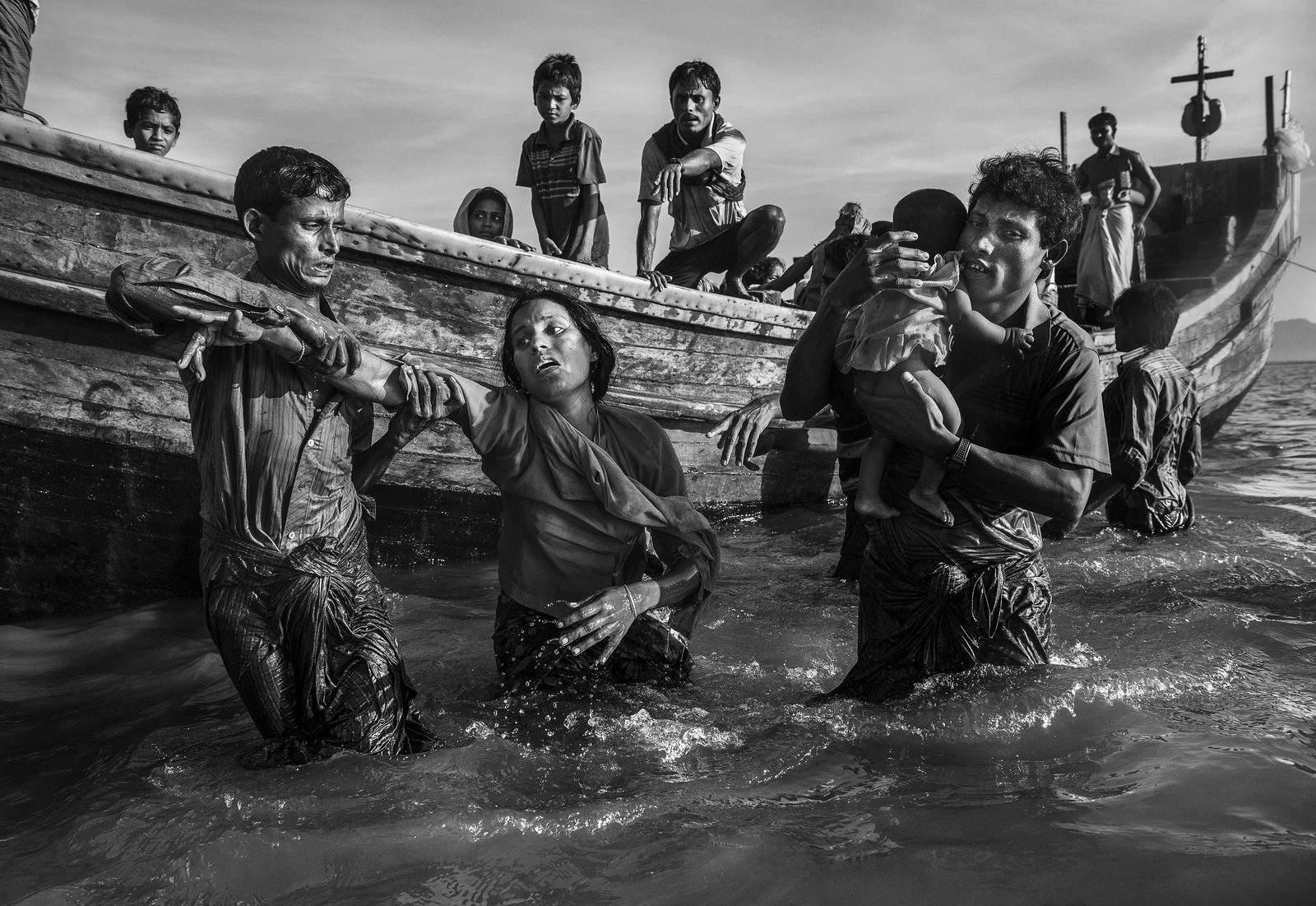 17_Kevin Frayer_Rohingya refugees flee into Bangladesh_Getty Images